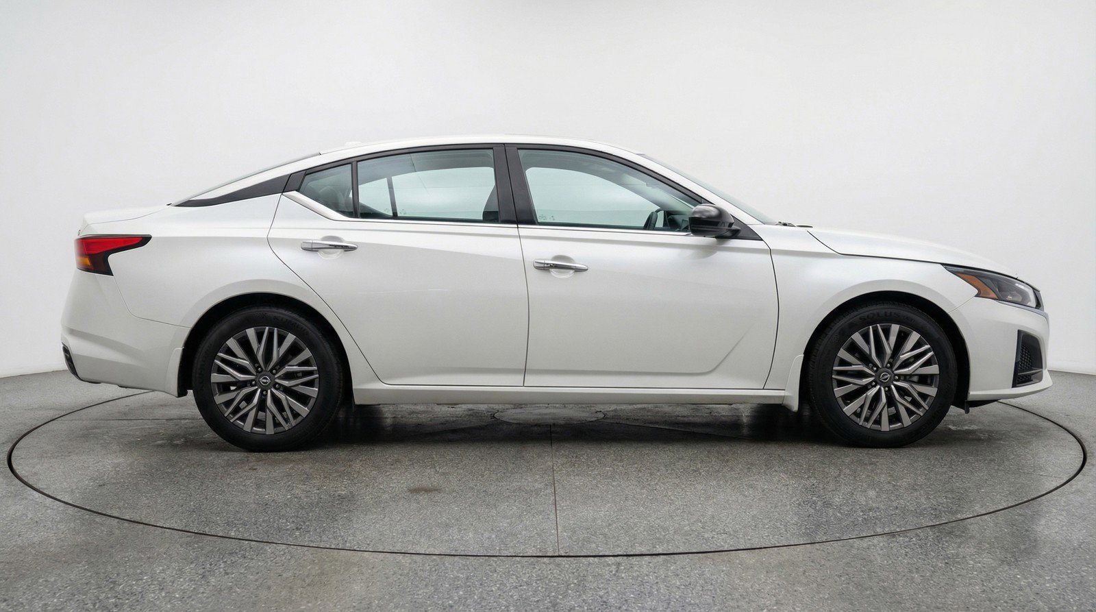 Used 2025 Nissan Altima 2.5 SV FWD image 11