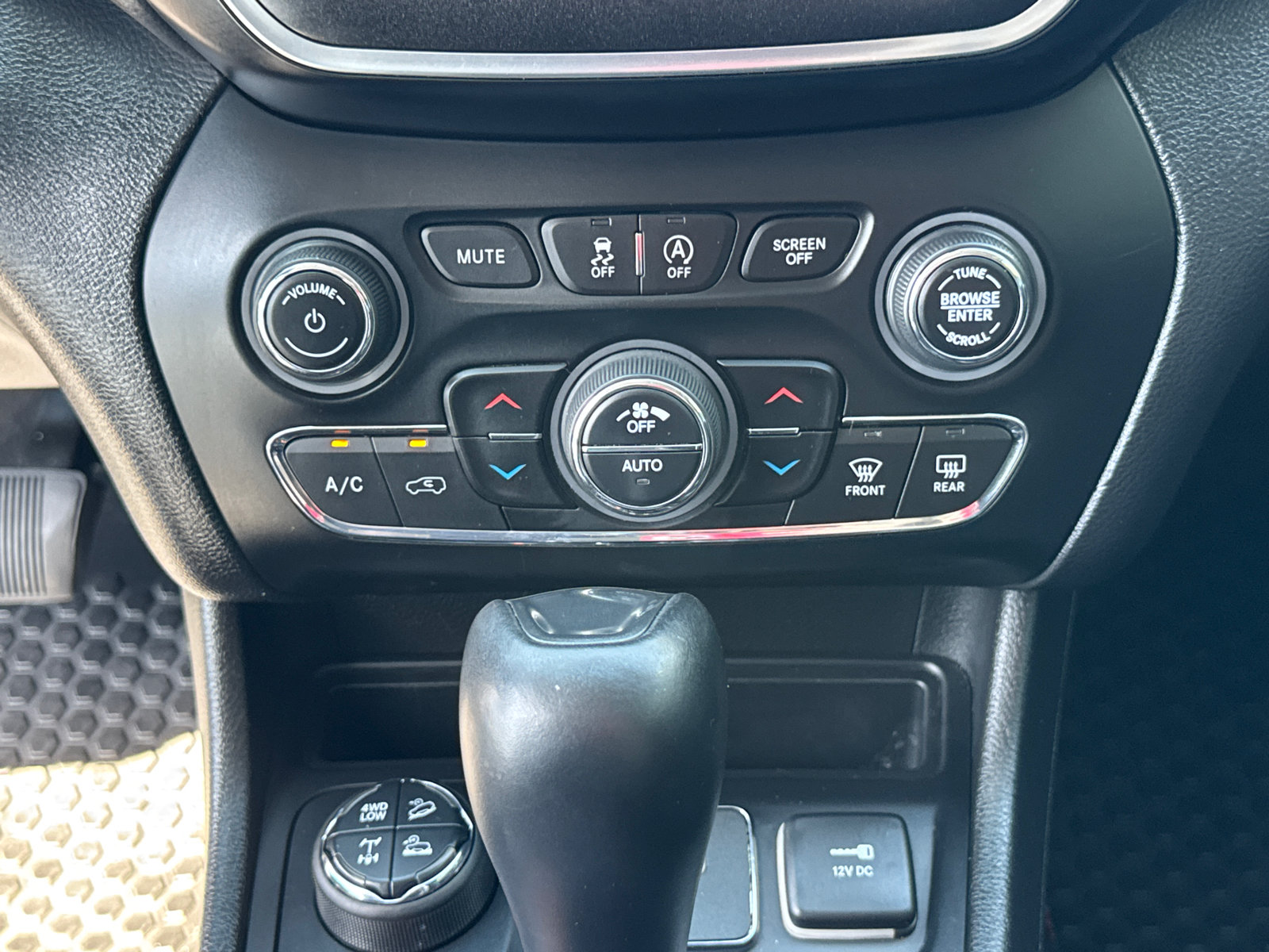 Used 2020 Jeep Cherokee Trailhawk w/ Cold Weather Group AWD/4WD image 12