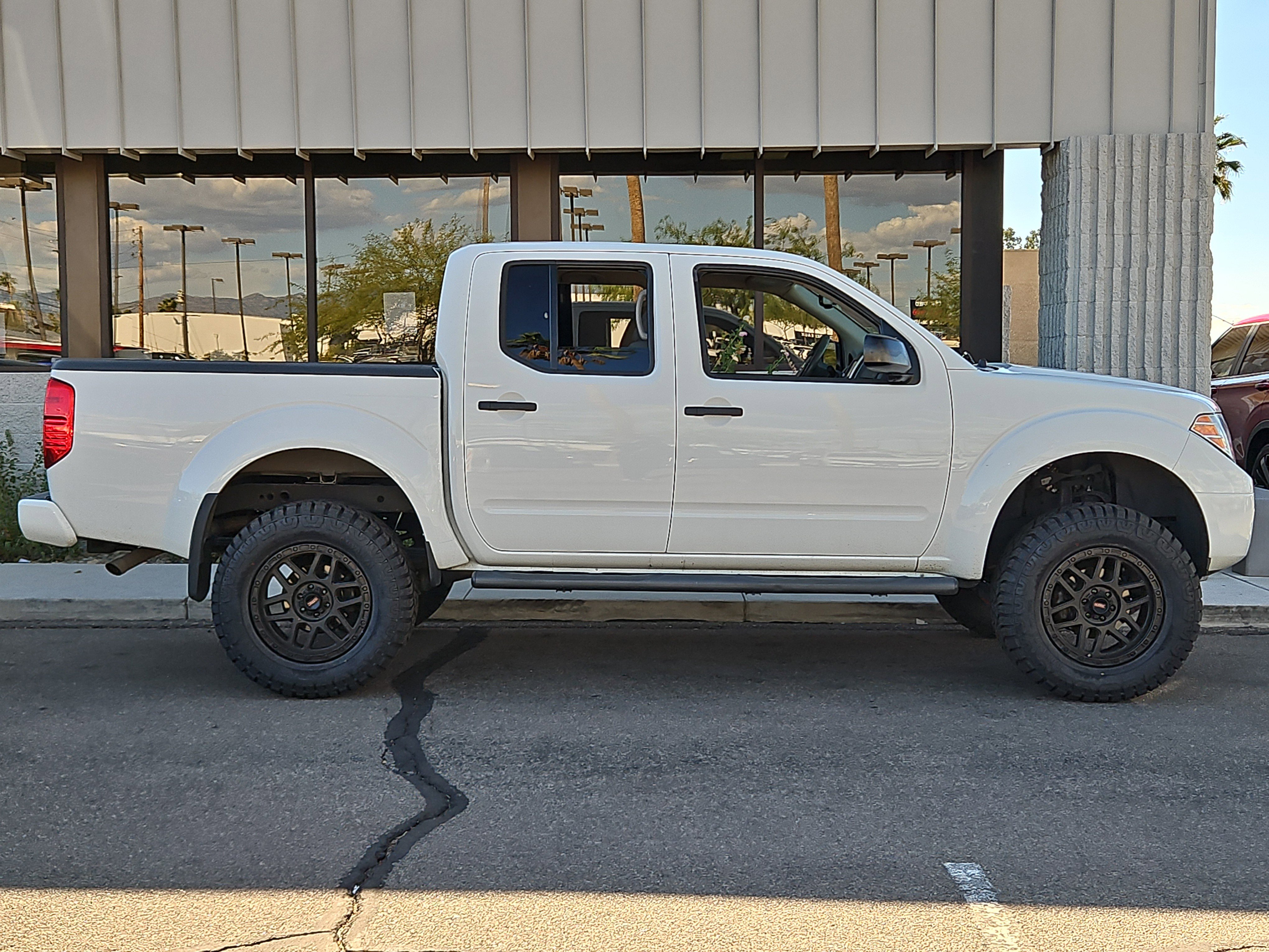 Used 2020 Nissan Frontier SV image 3