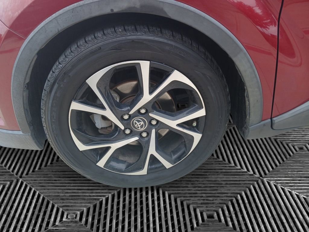 Used 2018 Toyota C-HR XLE FWD image 5