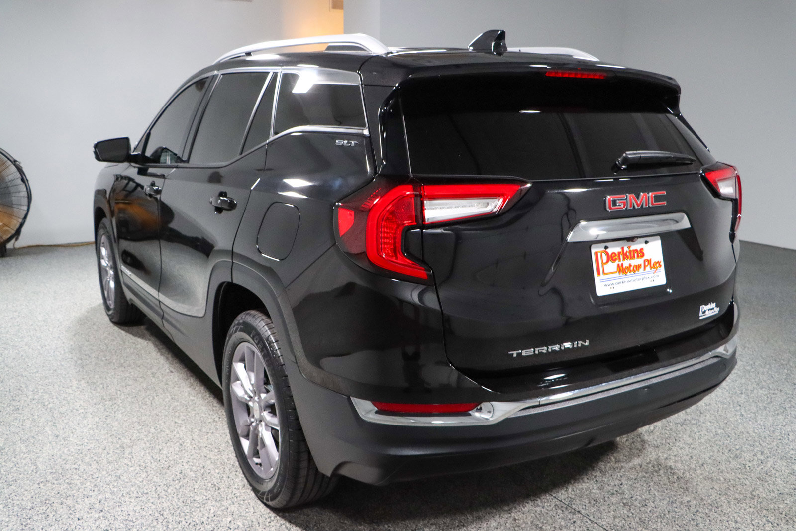 Used 2024 GMC Terrain SLT FWD image 9