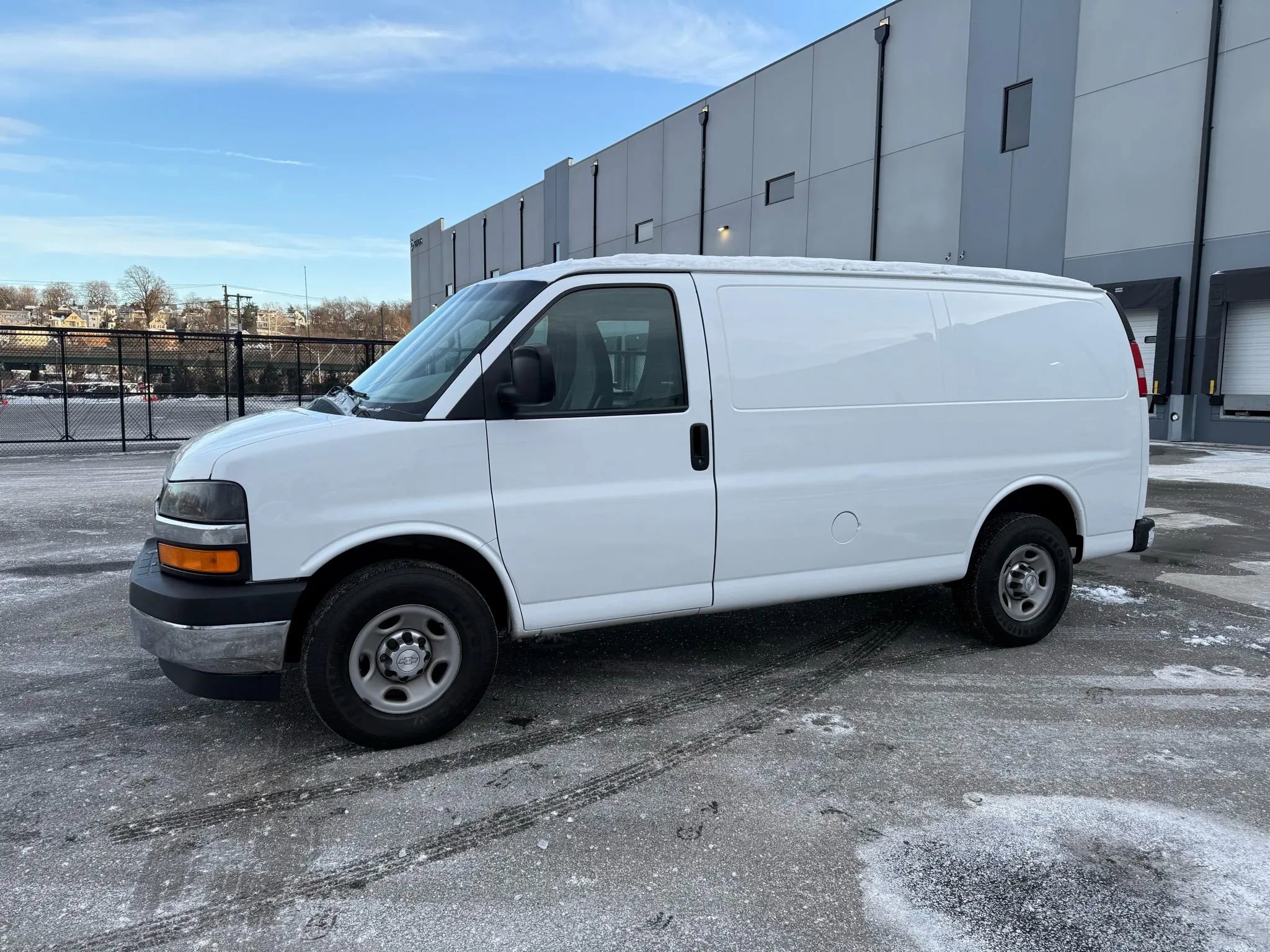 Used 2017 Chevrolet Express 3500 image 3