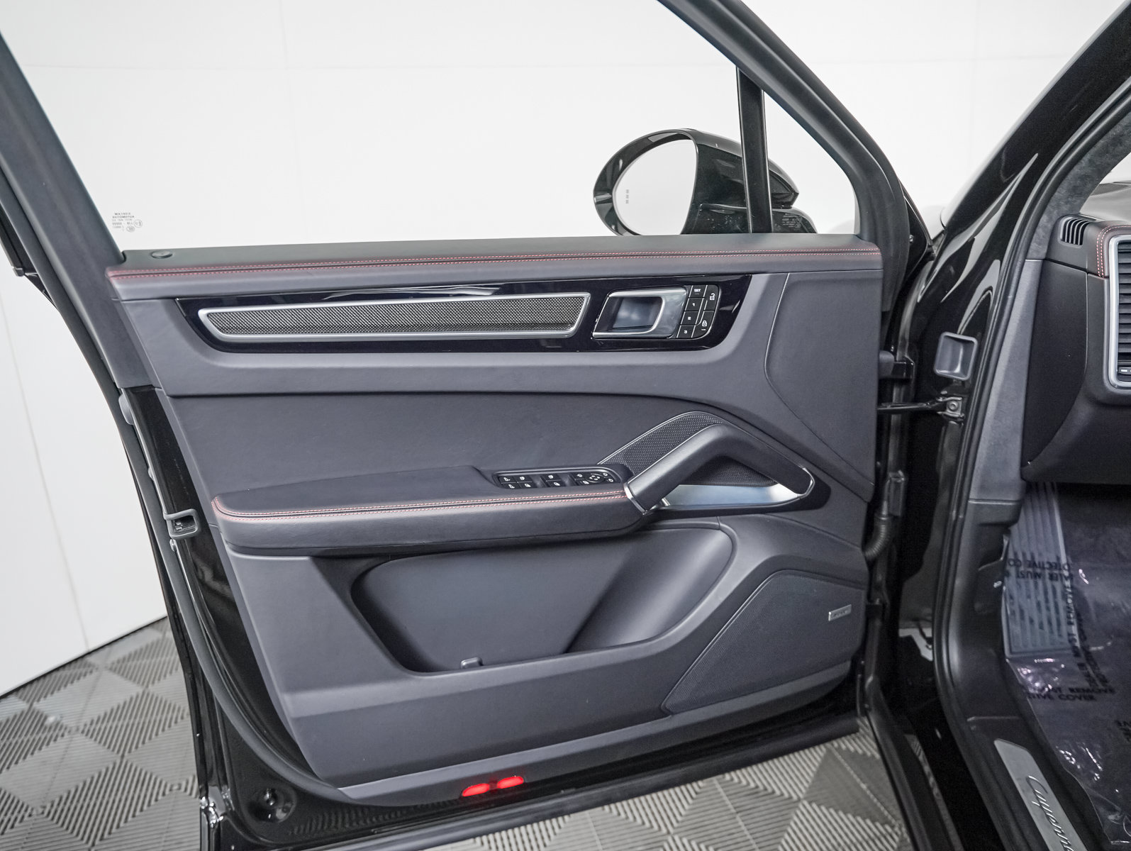 Certified 2023 Porsche Cayenne Turbo AWD/4WD image 27