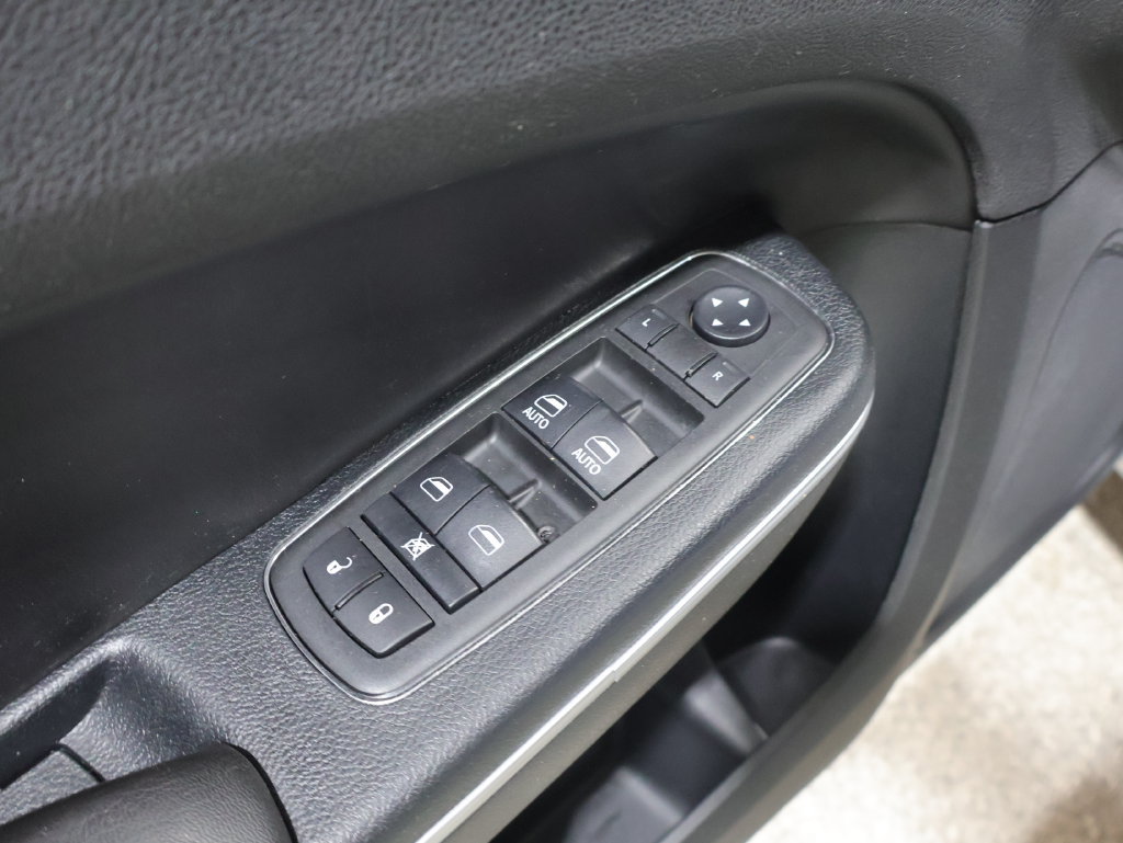 Used 2018 Chrysler 300 Limited AWD/4WD image 14