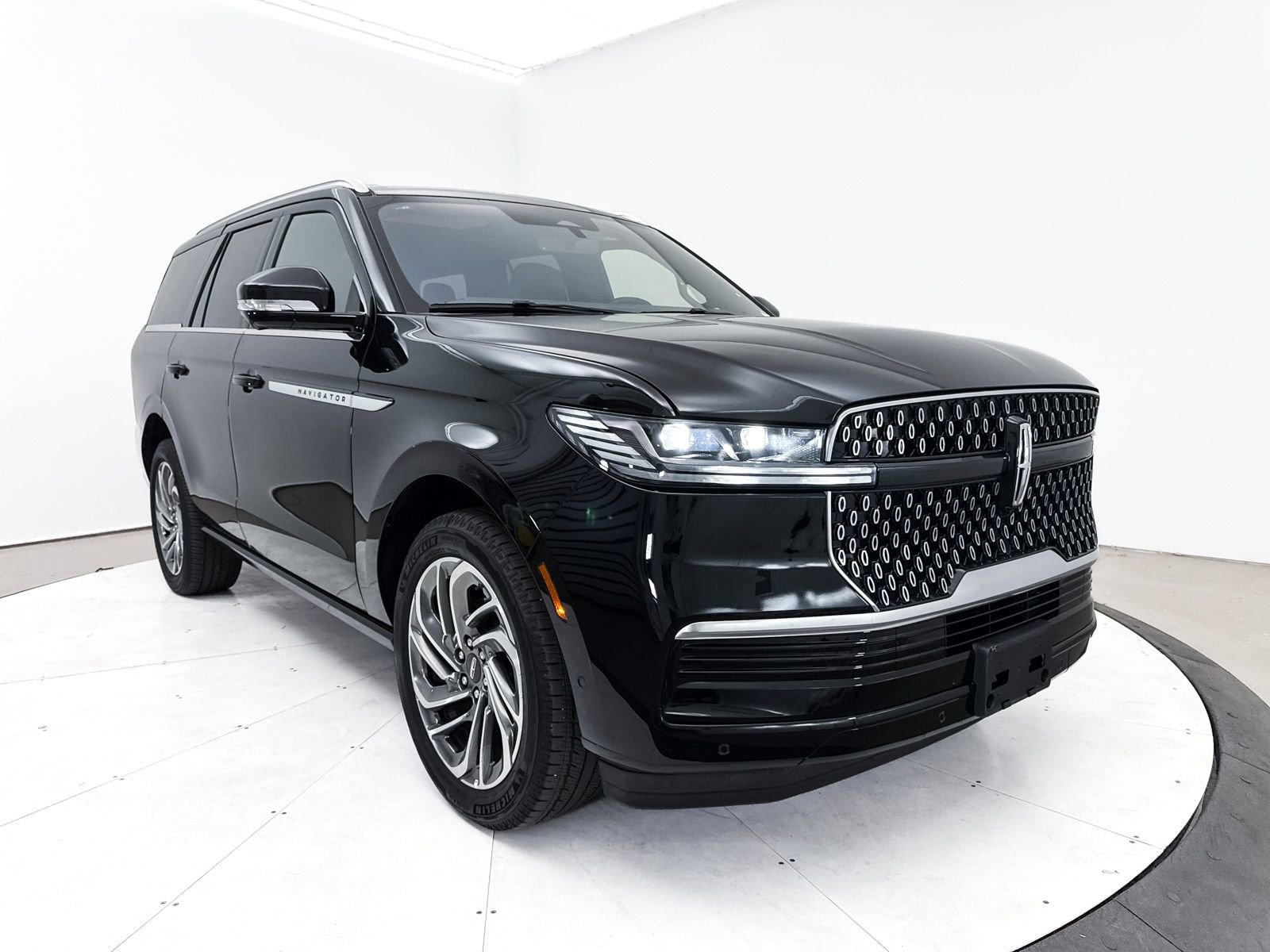 Used 2025 Lincoln Navigator Reserve AWD/4WD image 12