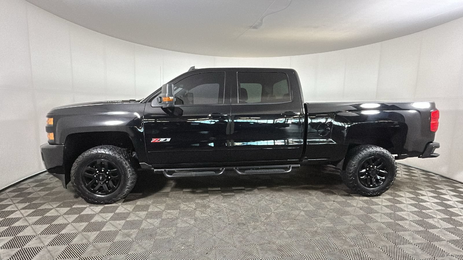Used 2016 Chevrolet Silverado 2500 LT w/ Midnight Edition AWD/4WD image 7