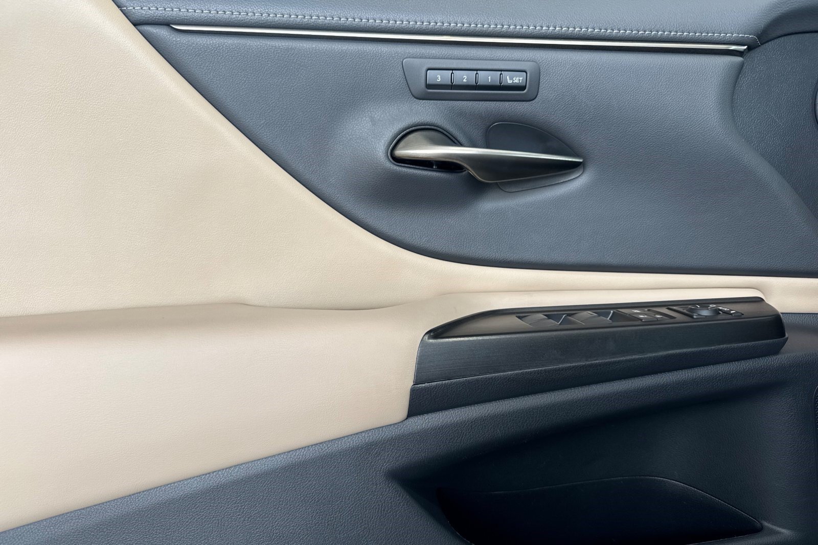 Certified 2020 Lexus ES 300h w/ Premium Package FWD image 12