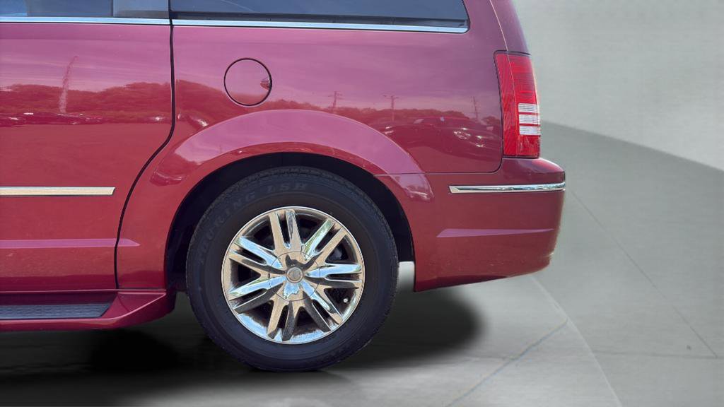 Used 2010 Chrysler Town & Country Limited w/ Trailer Tow Group FWD image 28