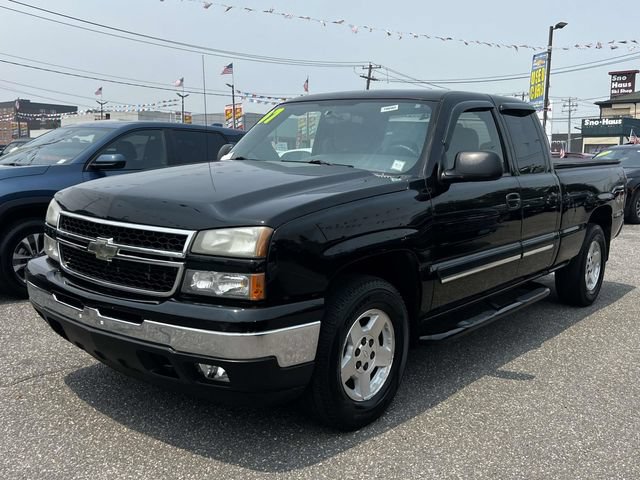 Used 2007 Chevrolet Silverado 1500 LT w/ Extended Cab Value Package AWD/4WD image 2