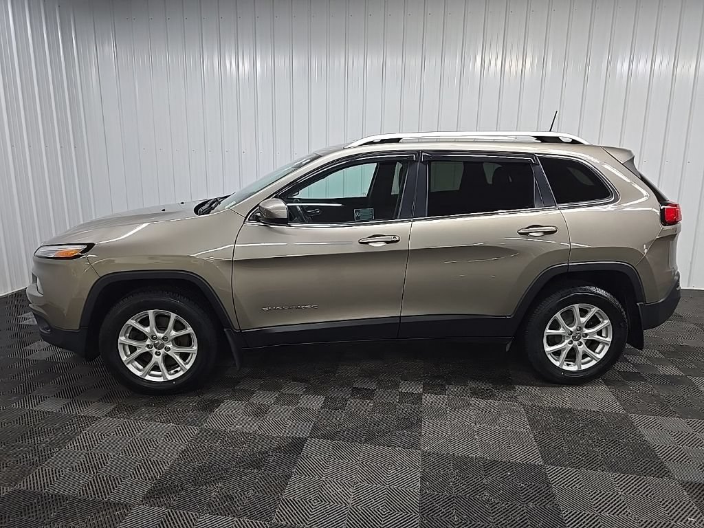 Used 2016 Jeep Cherokee Latitude w/ Cold Weather Group AWD/4WD image 5