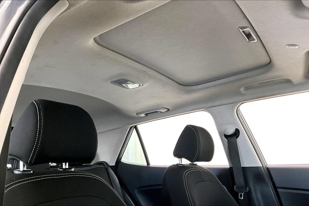 Used 2025 Hyundai Venue SEL FWD image 17
