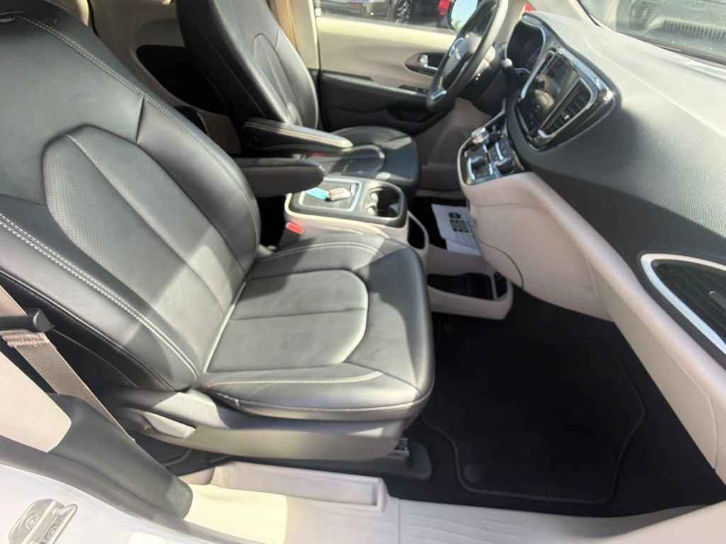 Used 2024 Chrysler Pacifica Touring-L FWD image 50