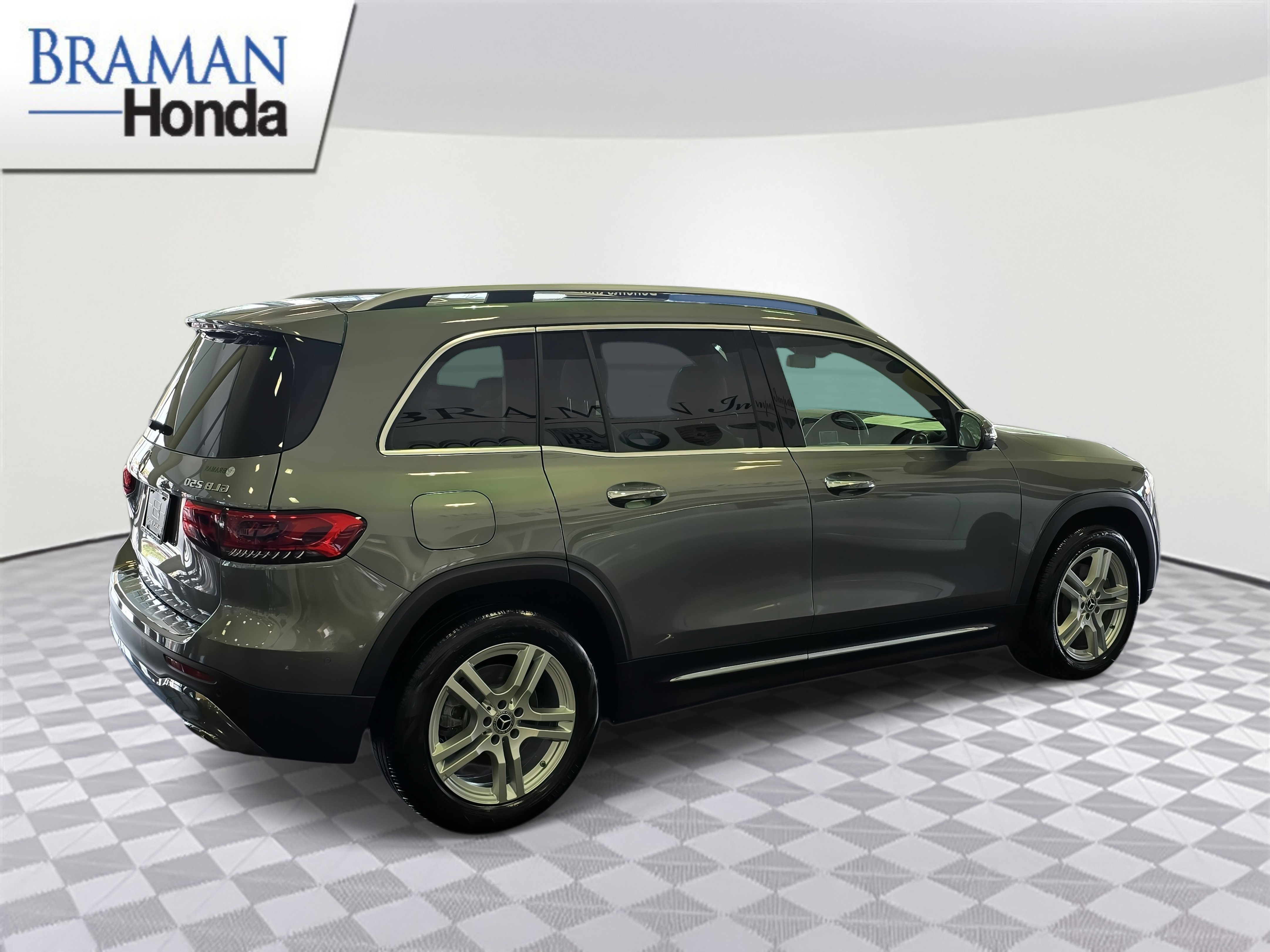 Used 2021 Mercedes-Benz GLB 250 4MATIC image 4