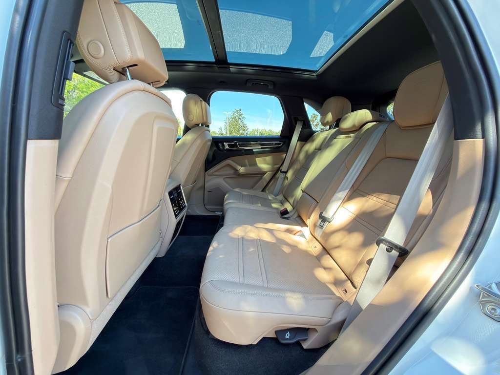 Certified 2023 Porsche Cayenne Platinum Edition image 16