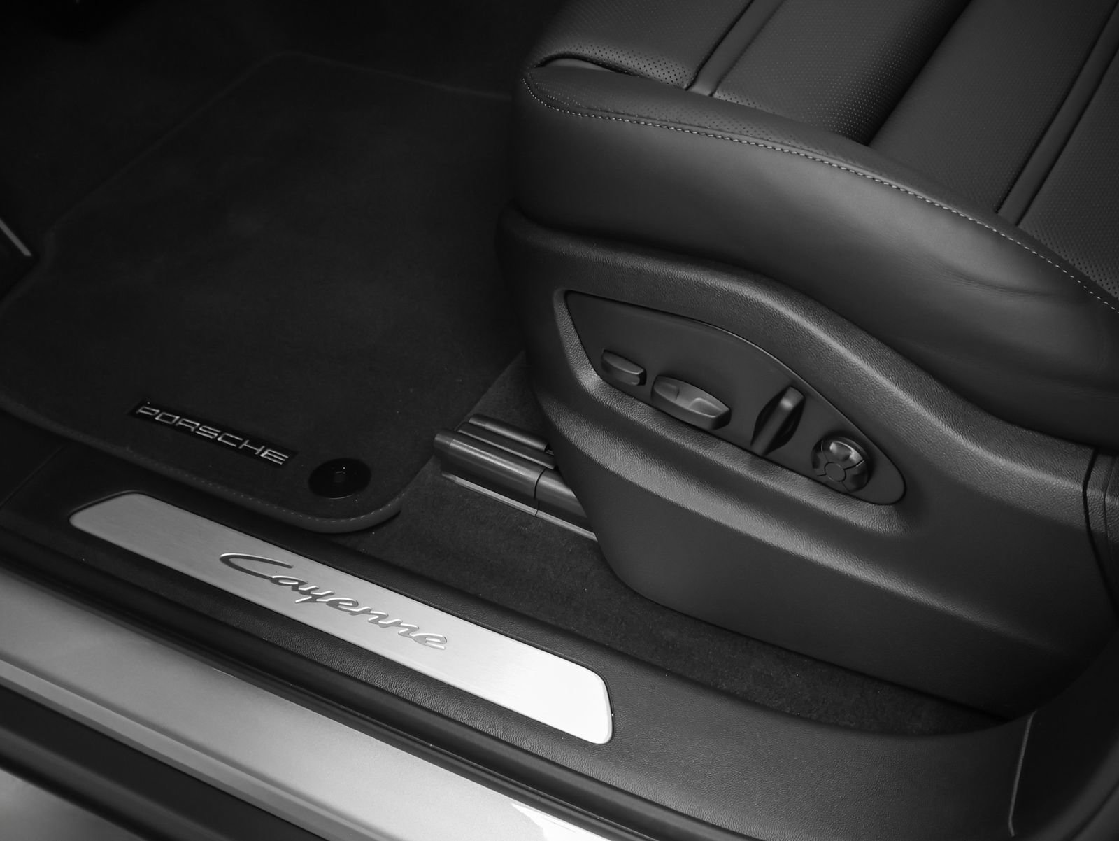 New 2026 Porsche Cayenne Coupe AWD/4WD image 25