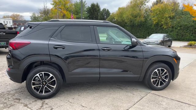 Used 2024 Chevrolet TrailBlazer LT FWD image 2