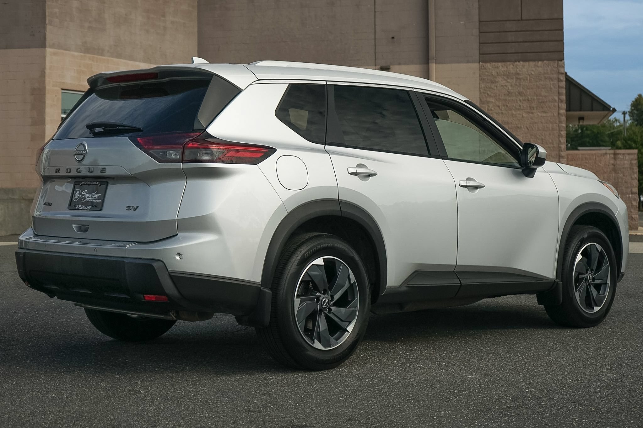 Used 2024 Nissan Rogue SV w/ SV Premium Package AWD/4WD image 4