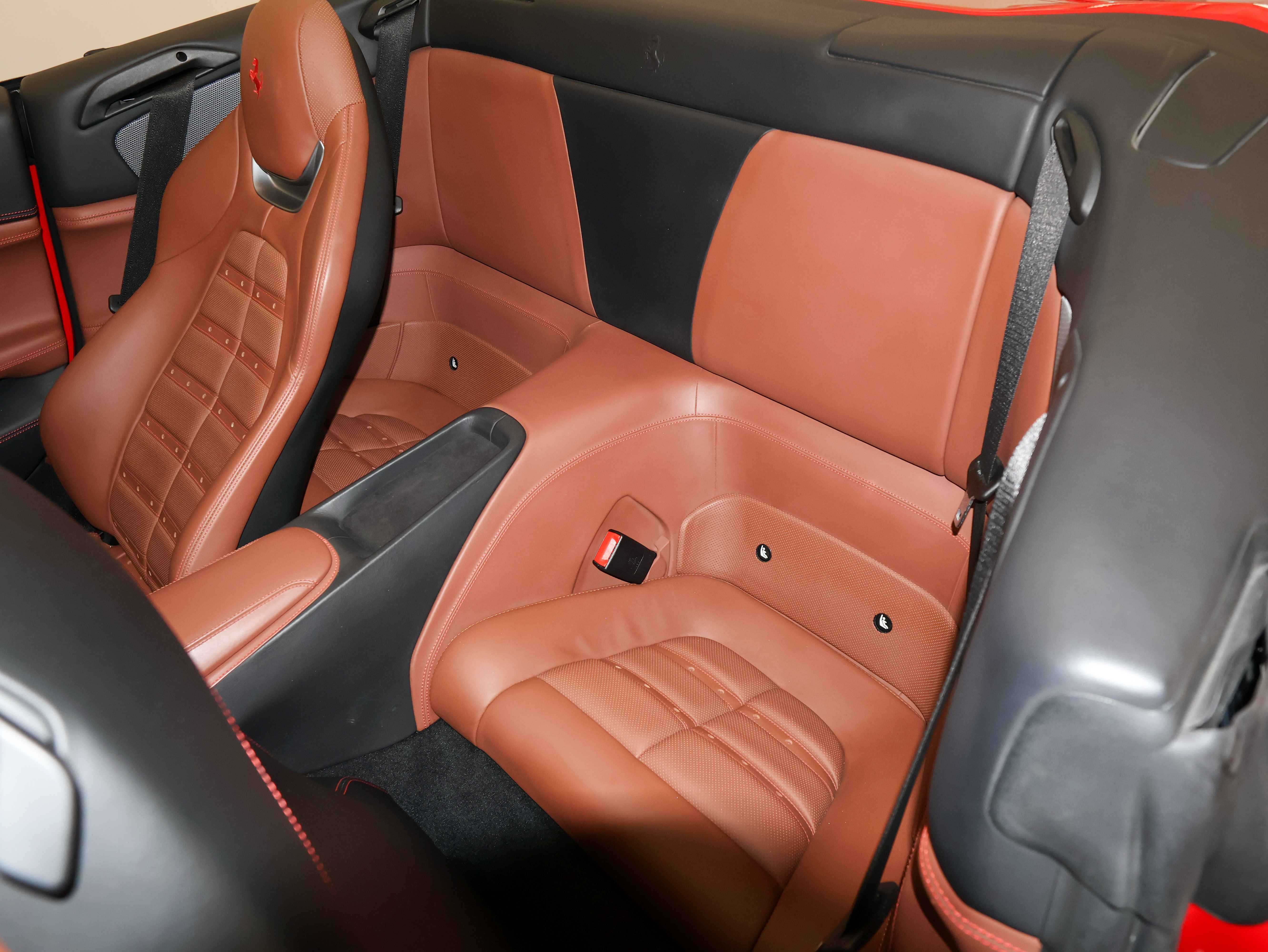 Used 2019 Ferrari Portofino RWD image 16