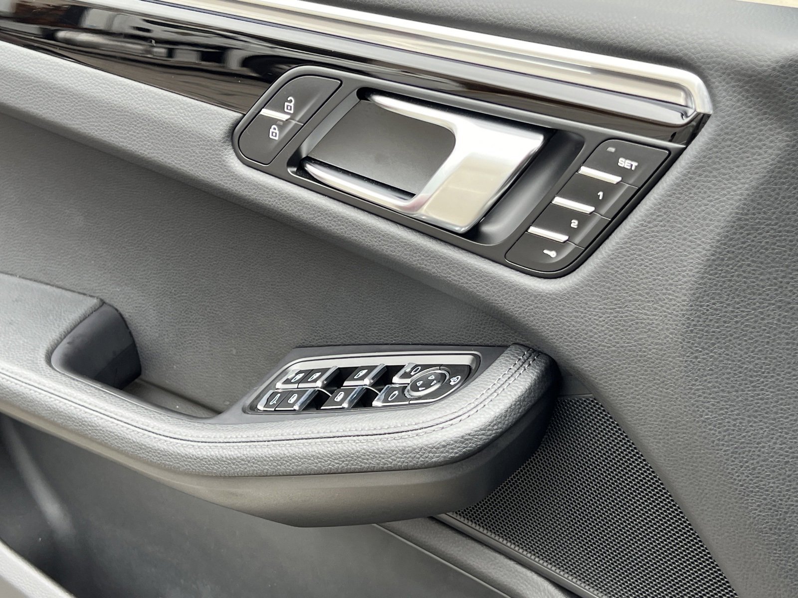 Certified 2025 Porsche Macan image 30