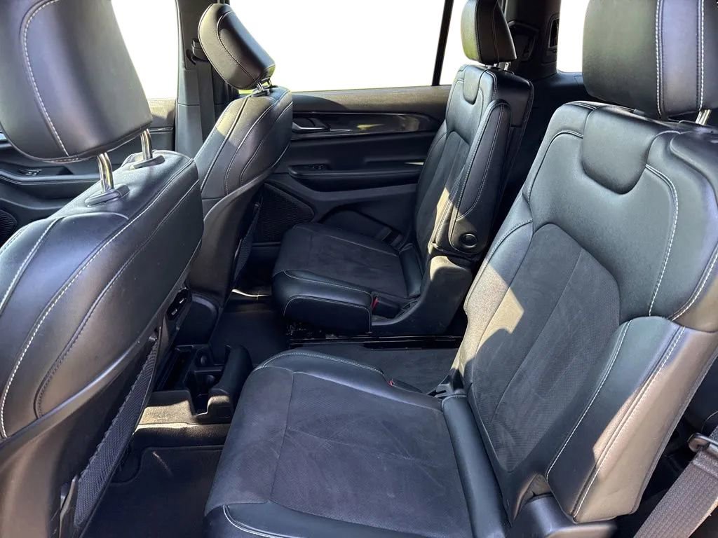 Used 2023 Jeep Grand Cherokee L Laredo image 29