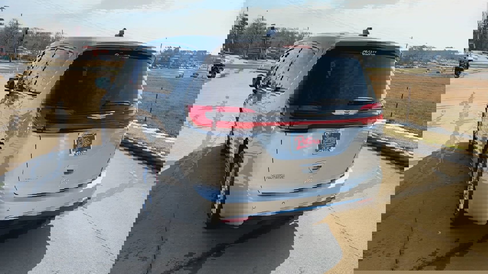 Used 2024 Chrysler Pacifica Touring-L image 6