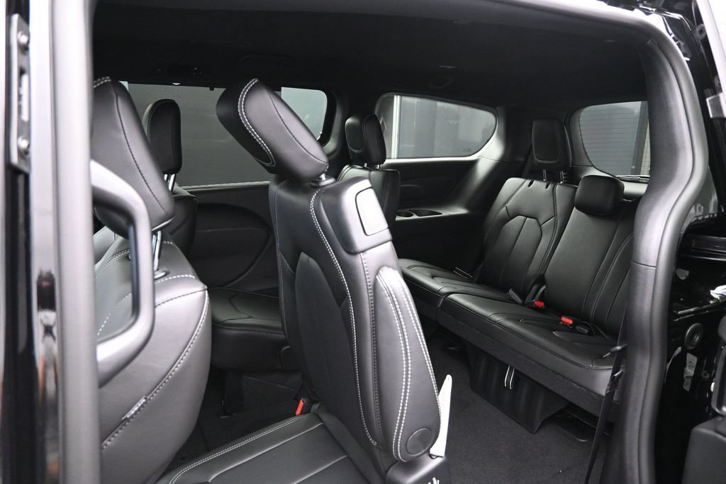New 2027 Chrysler Pacifica Select FWD image 26