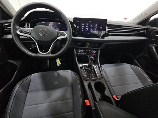 Used 2025 Volkswagen Jetta SE w/ Sunroof Package FWD image 7