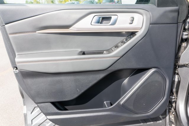 Used 2025 Ford Explorer Active AWD/4WD image 16