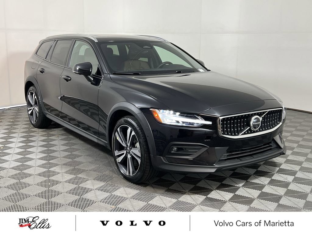 Used 2025 Volvo V60 B5 Cross Country Plus image 2