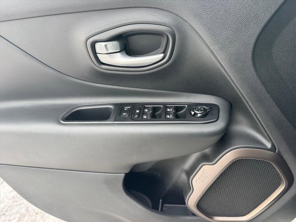 Used 2023 Jeep Renegade Latitude image 19