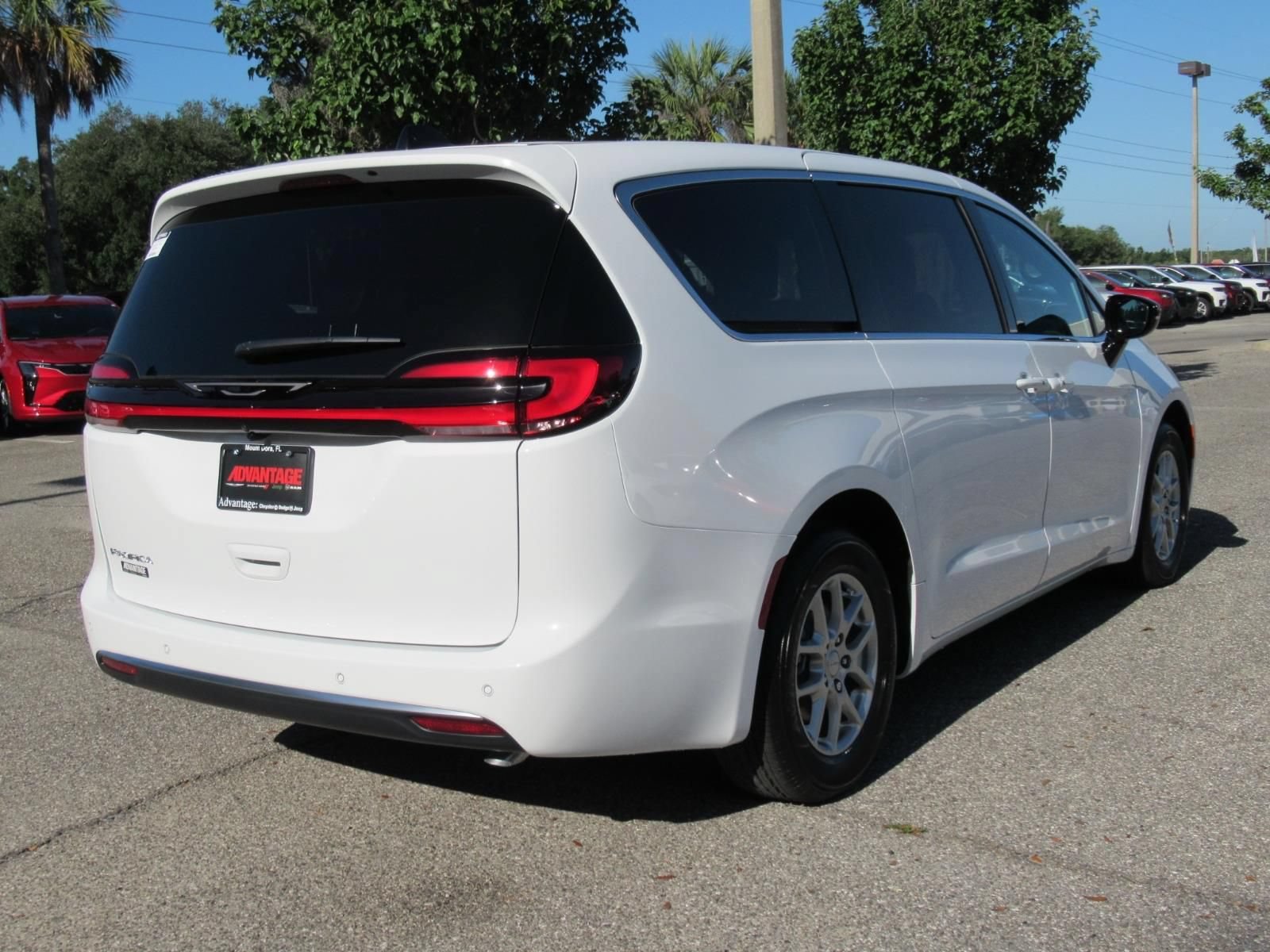 New 2027 Chrysler Pacifica Select FWD image 7