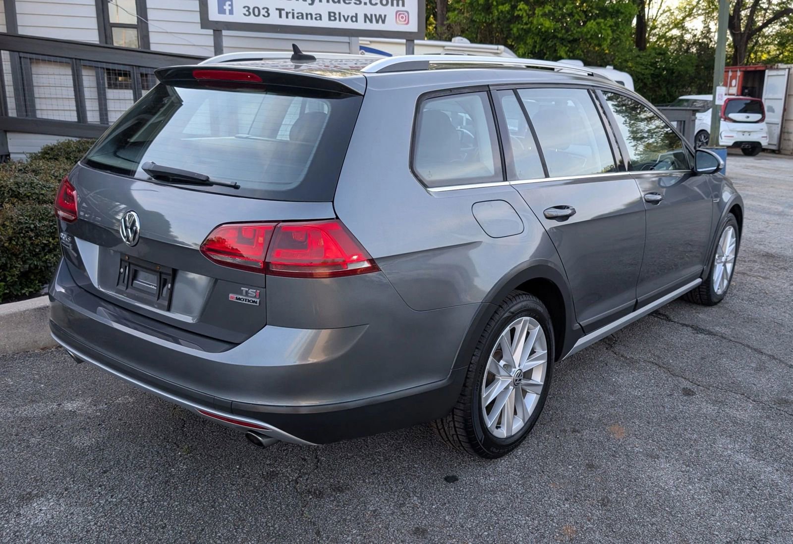 Used 2017 Volkswagen Golf Alltrack SE image 3