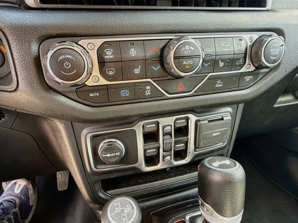 Used 2024 Jeep Wrangler Unlimited w/ Convenience Group AWD/4WD image 17