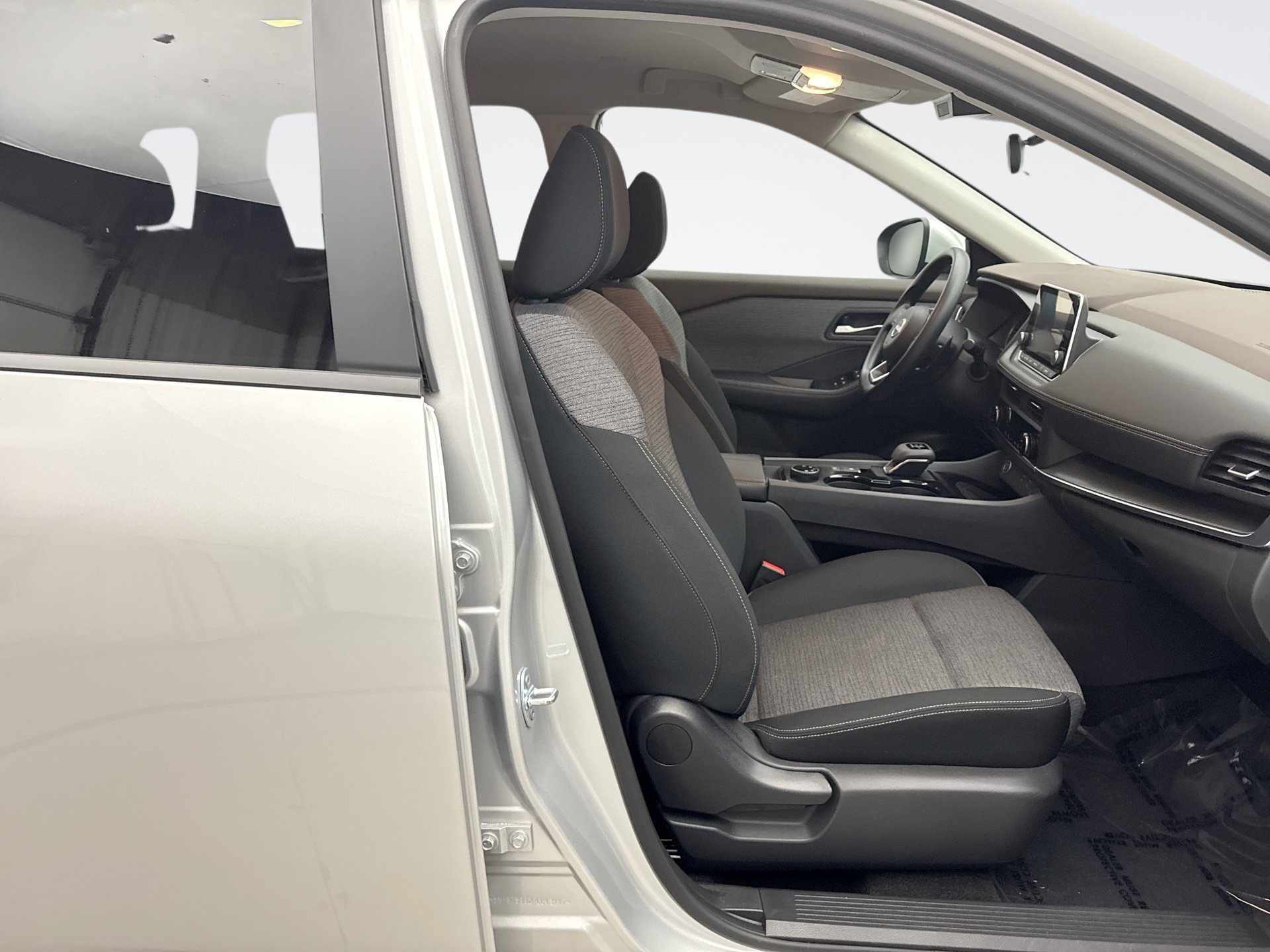 Used 2023 Nissan Rogue SV AWD/4WD image 16