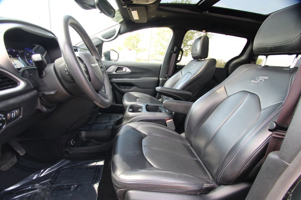 Used 2023 Chrysler Pacifica Touring-L w/ S Appearance Package image 6