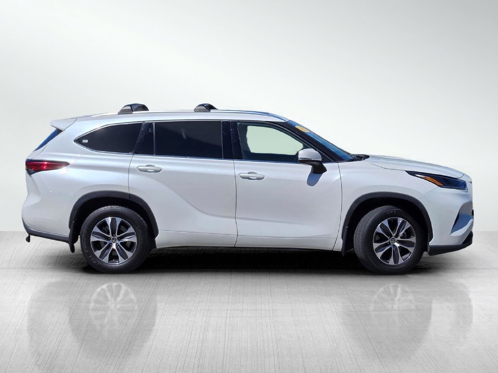 Used 2021 Toyota Highlander XLE FWD image 3