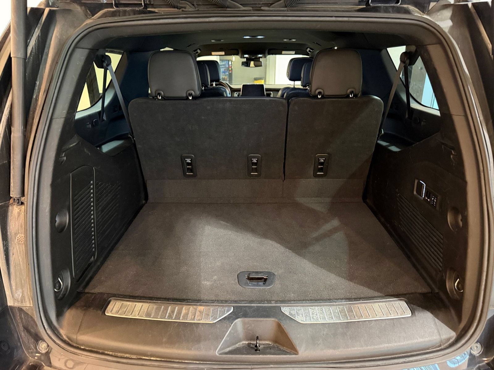 Used 2023 Chevrolet Suburban Premier AWD/4WD image 32
