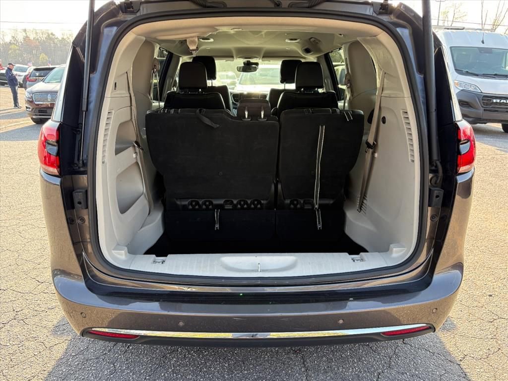 Used 2023 Chrysler Pacifica Touring-L image 23