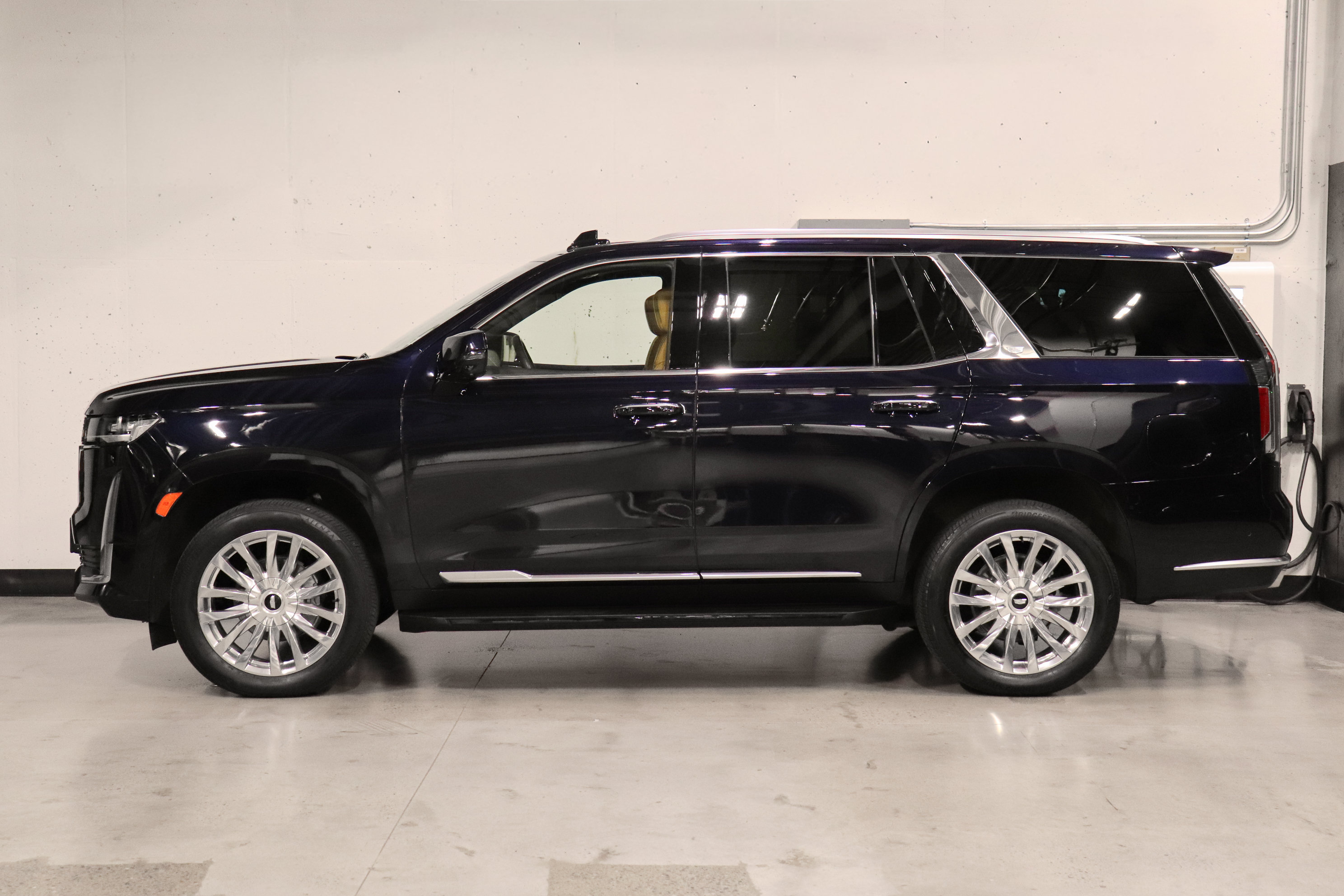 Used 2024 Cadillac Escalade Premium Luxury AWD/4WD image 2