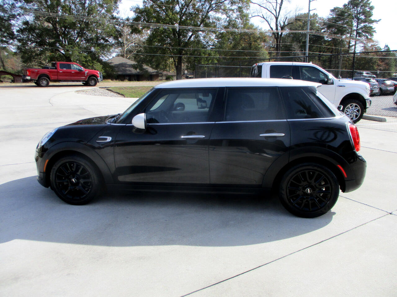 Used 2017 MINI Cooper 4-Door Hardtop image 9
