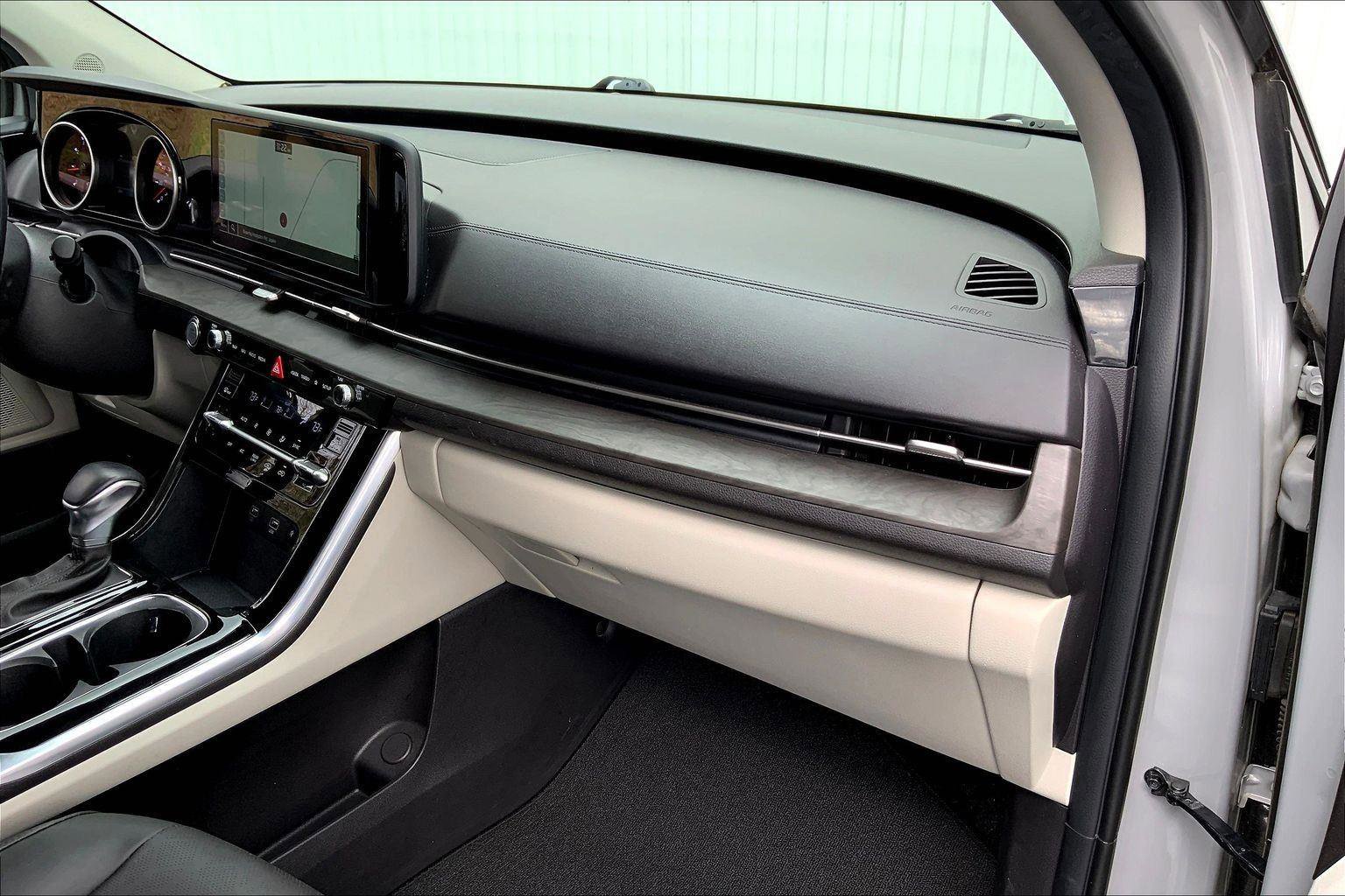 Used 2023 Kia Carnival EX image 15