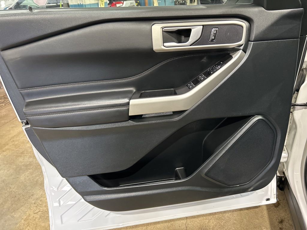 Used 2023 Ford Explorer XLT AWD/4WD image 19
