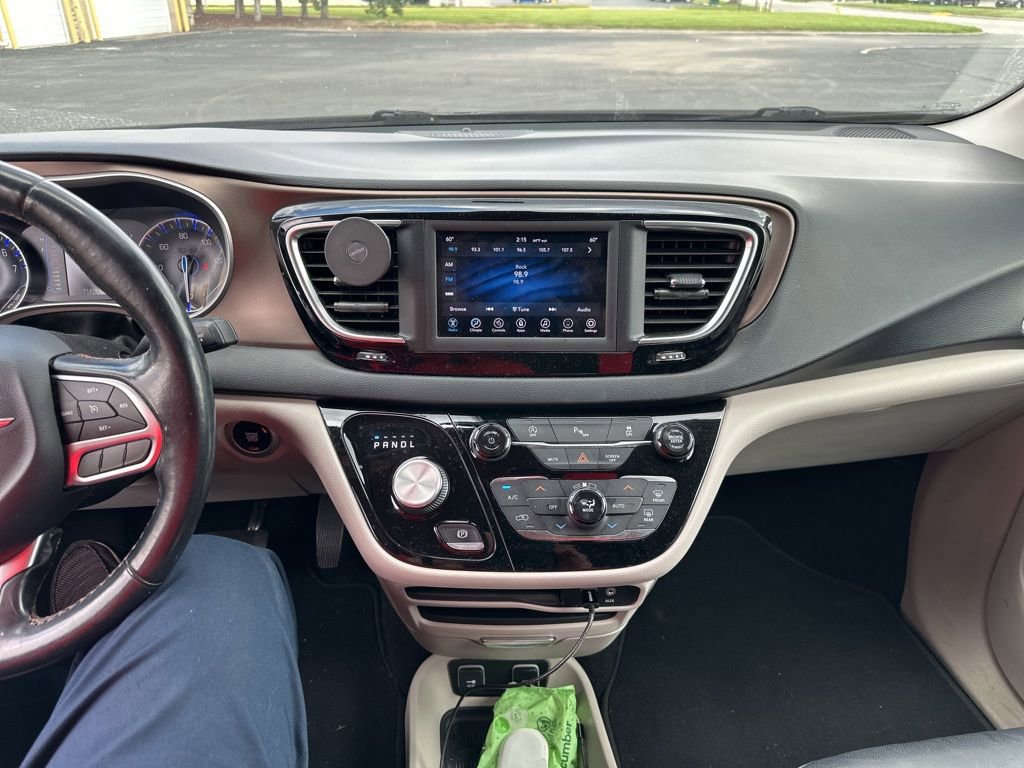 Used 2019 Chrysler Pacifica Touring-L FWD image 10