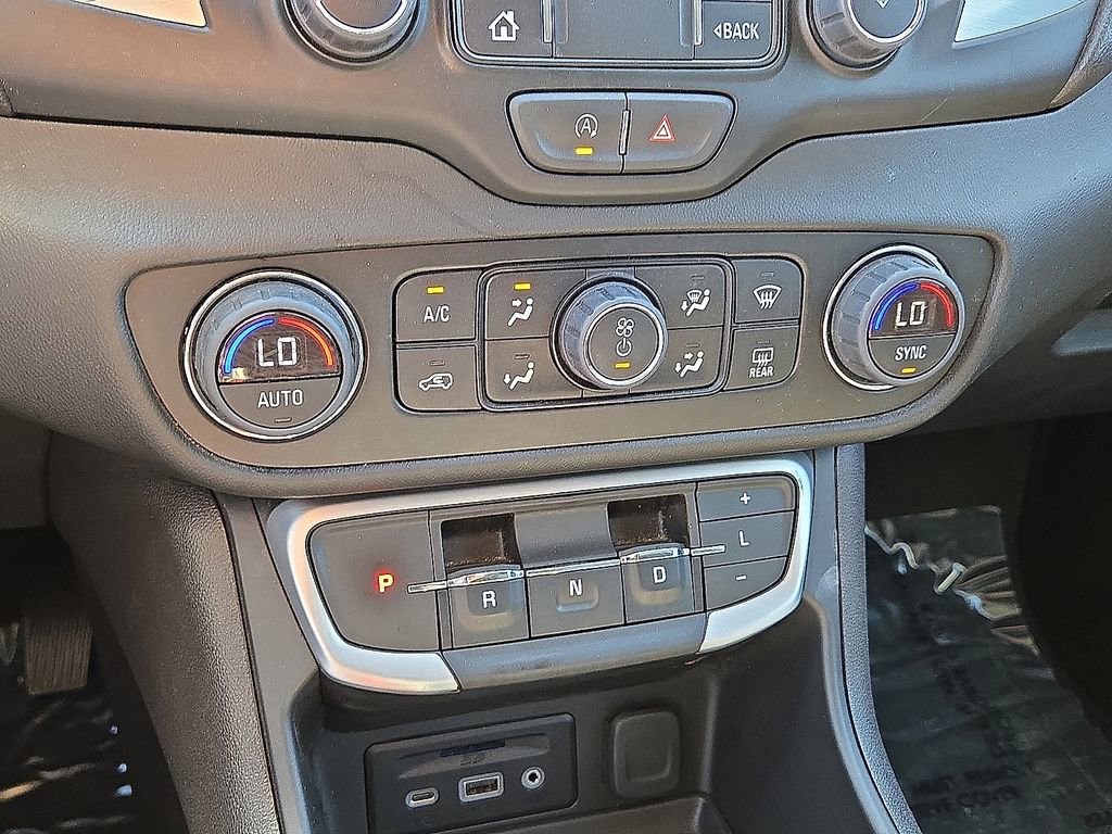 Used 2024 GMC Terrain SLT image 30