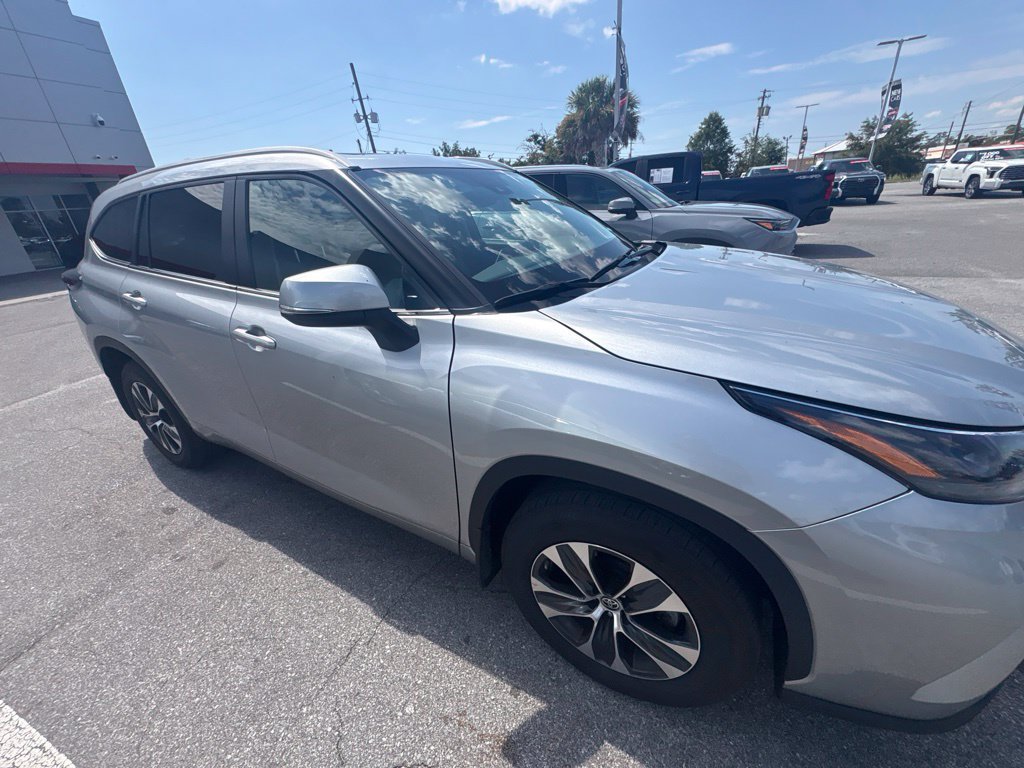 Used 2024 Toyota Highlander XLE FWD image 16