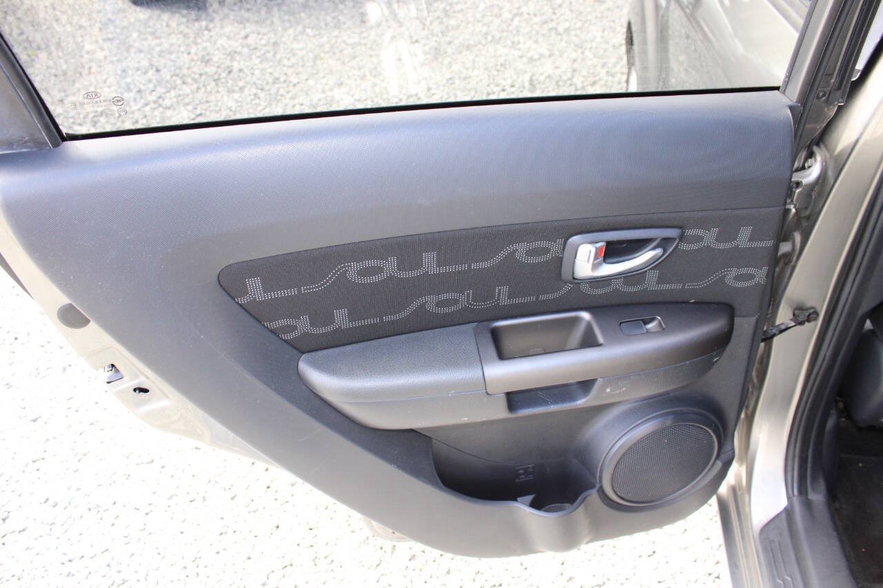 Used 2013 Kia Soul + FWD image 20
