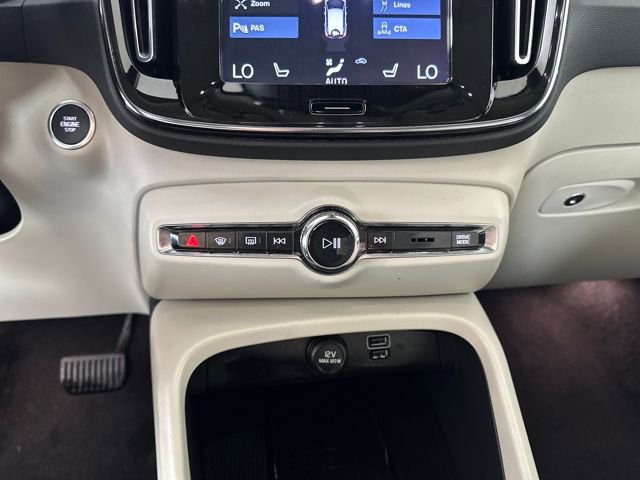 Used 2020 Volvo XC40 T5 Momentum image 23