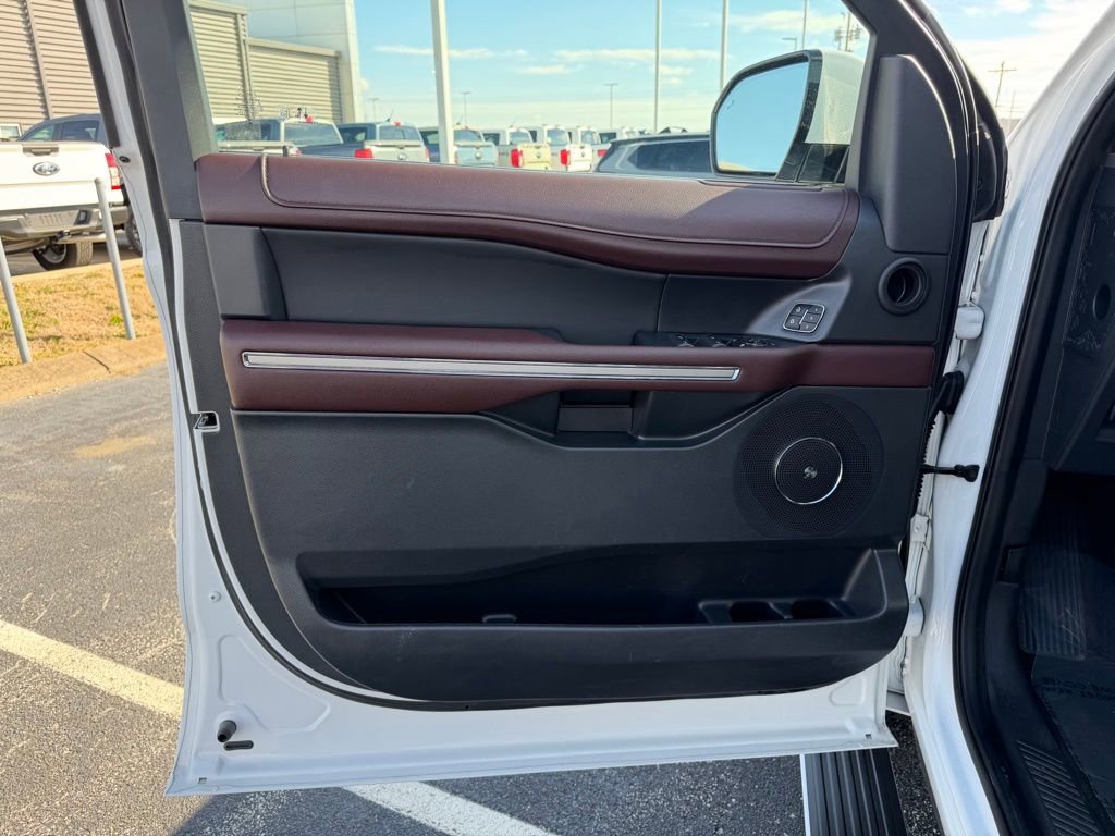 Used 2024 Ford Expedition Limited image 13