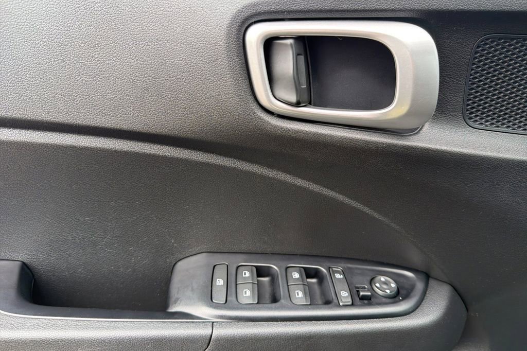 Used 2020 Hyundai Venue SE image 10