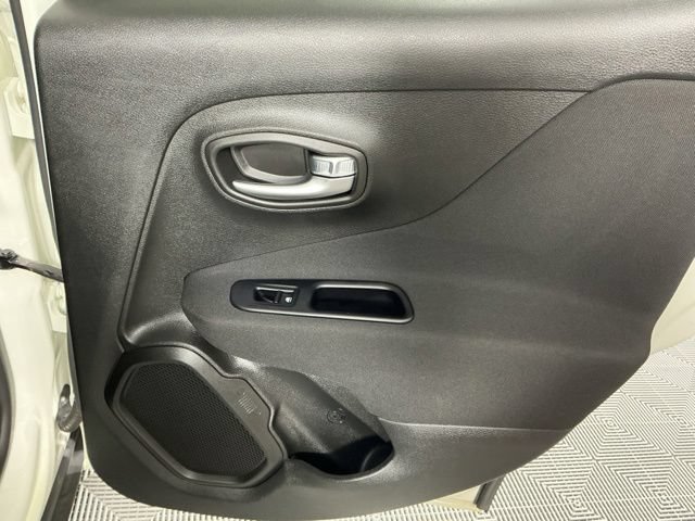 Used 2021 Jeep Renegade Latitude AWD/4WD image 11